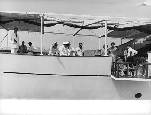 Vintage fotó Winston Churchill áll a hajó a társaival.