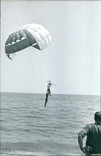 Vintage fotó Christine Goitschel élvezi a kite-ot.Hozott - 10 Aug. 1964