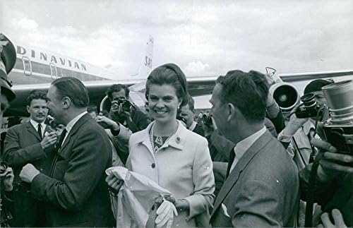 Vintage fotó Egy nő a reptéren, körülvéve az emberek, mosolyogva. Egy régi fotó a Prinse Margareth Sír Henri mappát egy régi